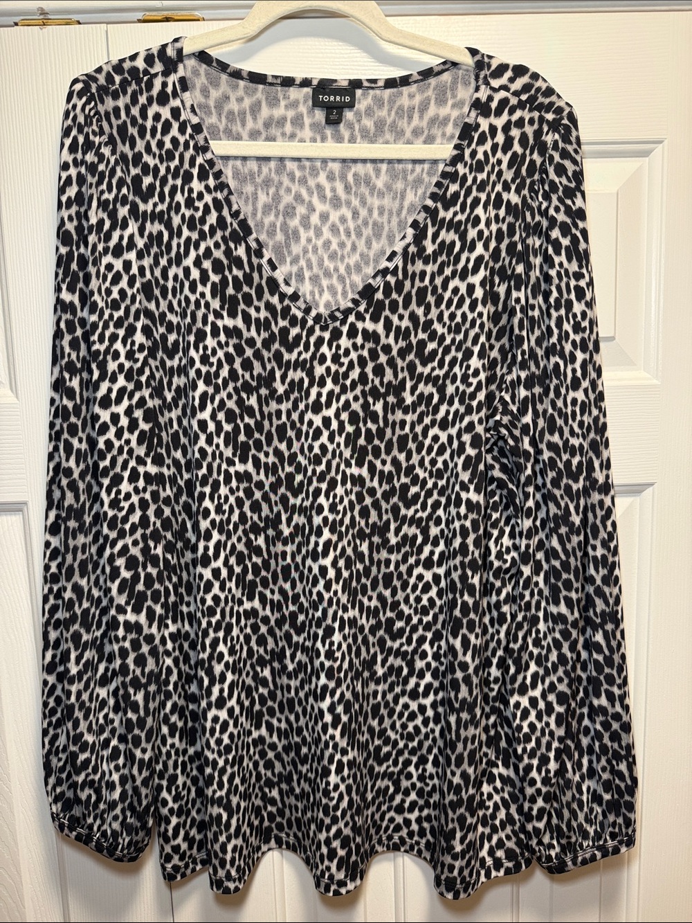 torrid Black & White Leopard V-Neck Long Sleeve Top